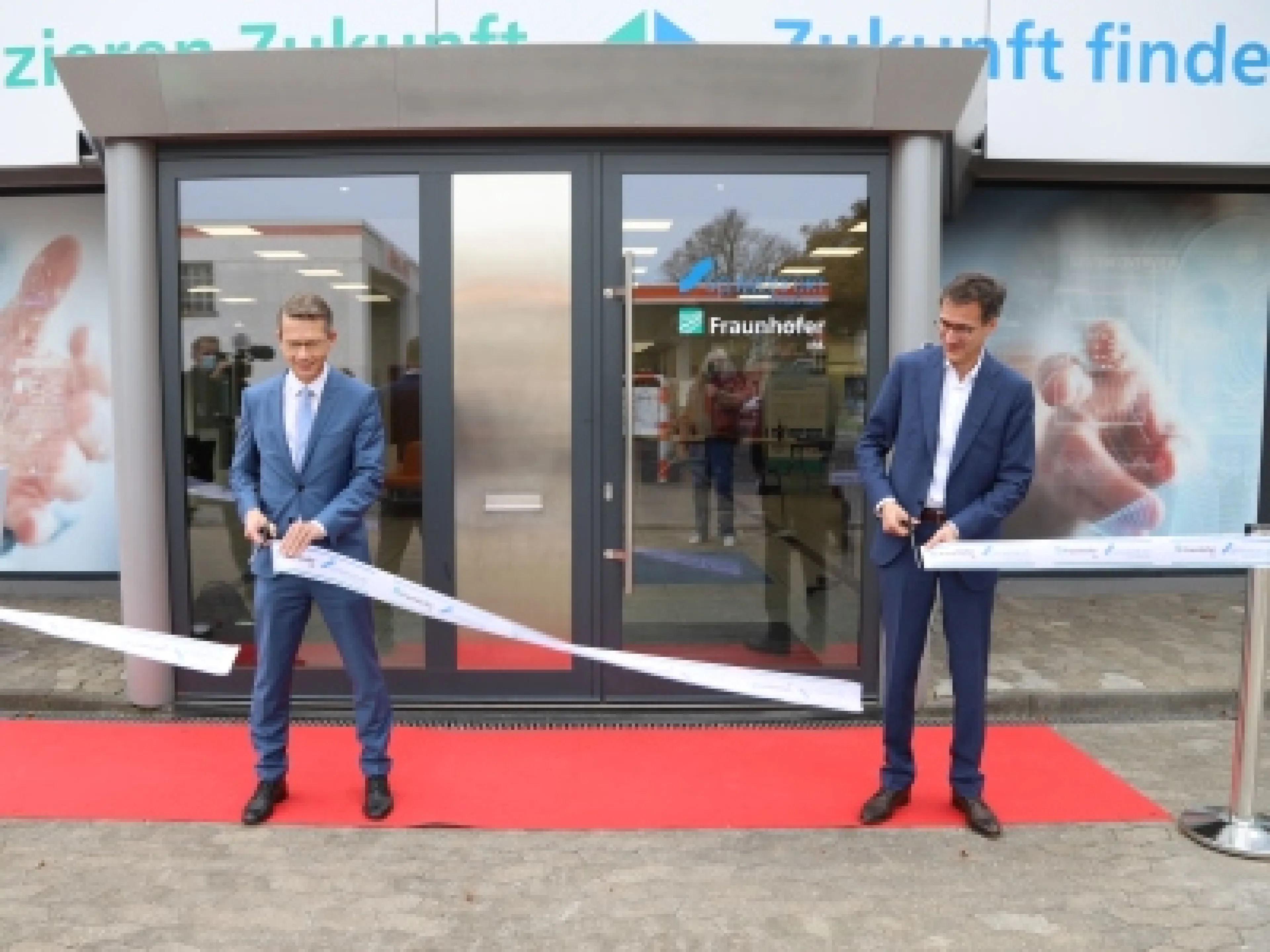 Schweinfurts Oberbürgermeister Sebastian Remelé (links im Bild) und Professor Frank Döpper bei der symbolischen Einweihung des „KI-noW“ Gebäudes