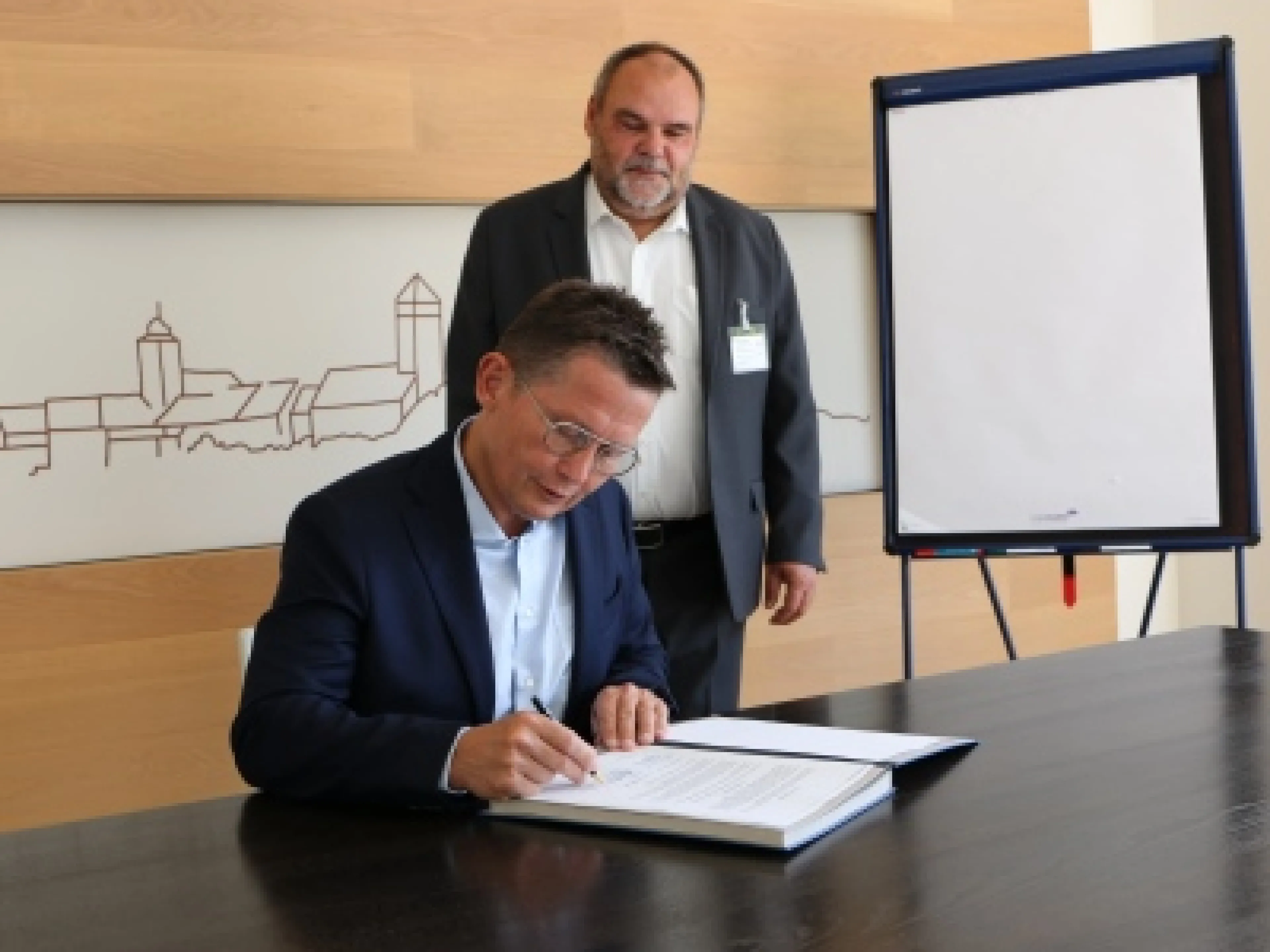 Dr. Mathias Hallmann (links), CEO R. Stahl, und Prof. Dr. Steffen Teichert, Rektor der Ernst-Abbe-Hochschule Jena, bei der Unterzeichnung des Vertrags zur Stiftungsprofessur „Anwendung und Sicherheit von Wasserstofftechnologie“
