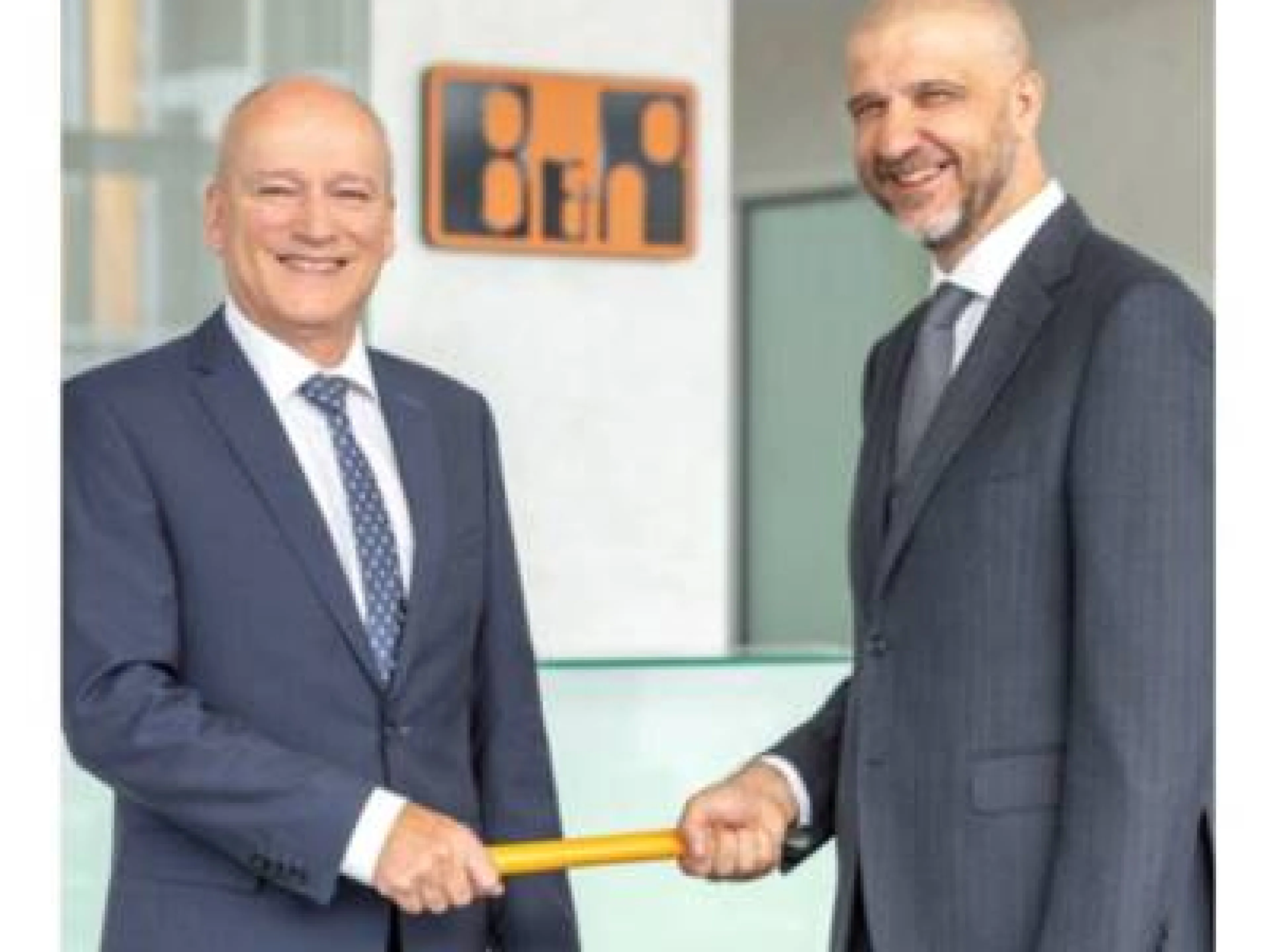 Peter Gucher (links) geht nach 34 Jahren bei B&R in den wohlverdienten Ruhestand und übergibt seine Position als Vertriebs-Geschäftsführer an Luca Galluzzi