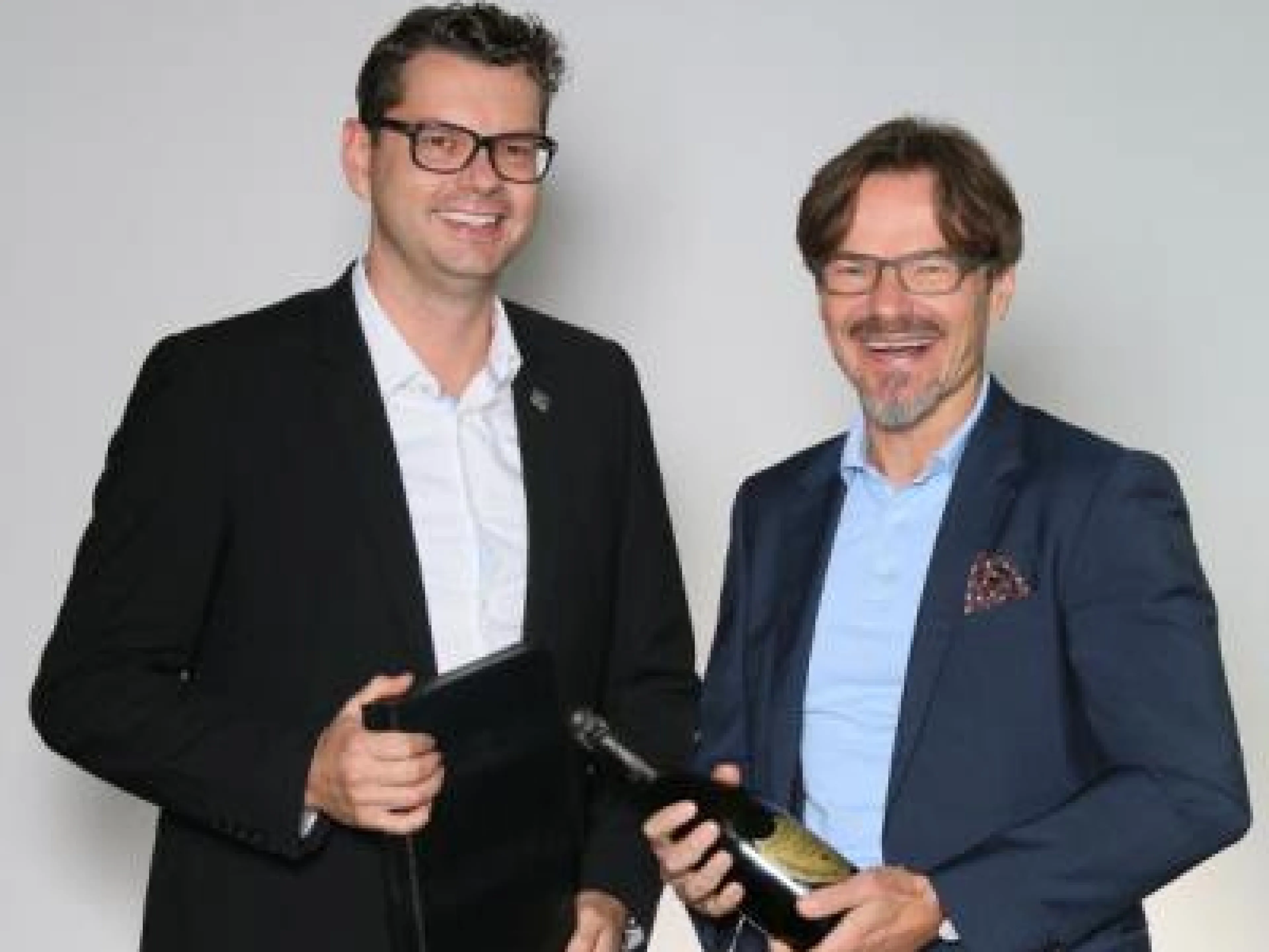 Ein Grund zum Feiern: Frank Hägele und Geschäftsführer Jürgen Schrödel freuen sich über 20 erfolgreiche Jahre Copa-Data Deutschland