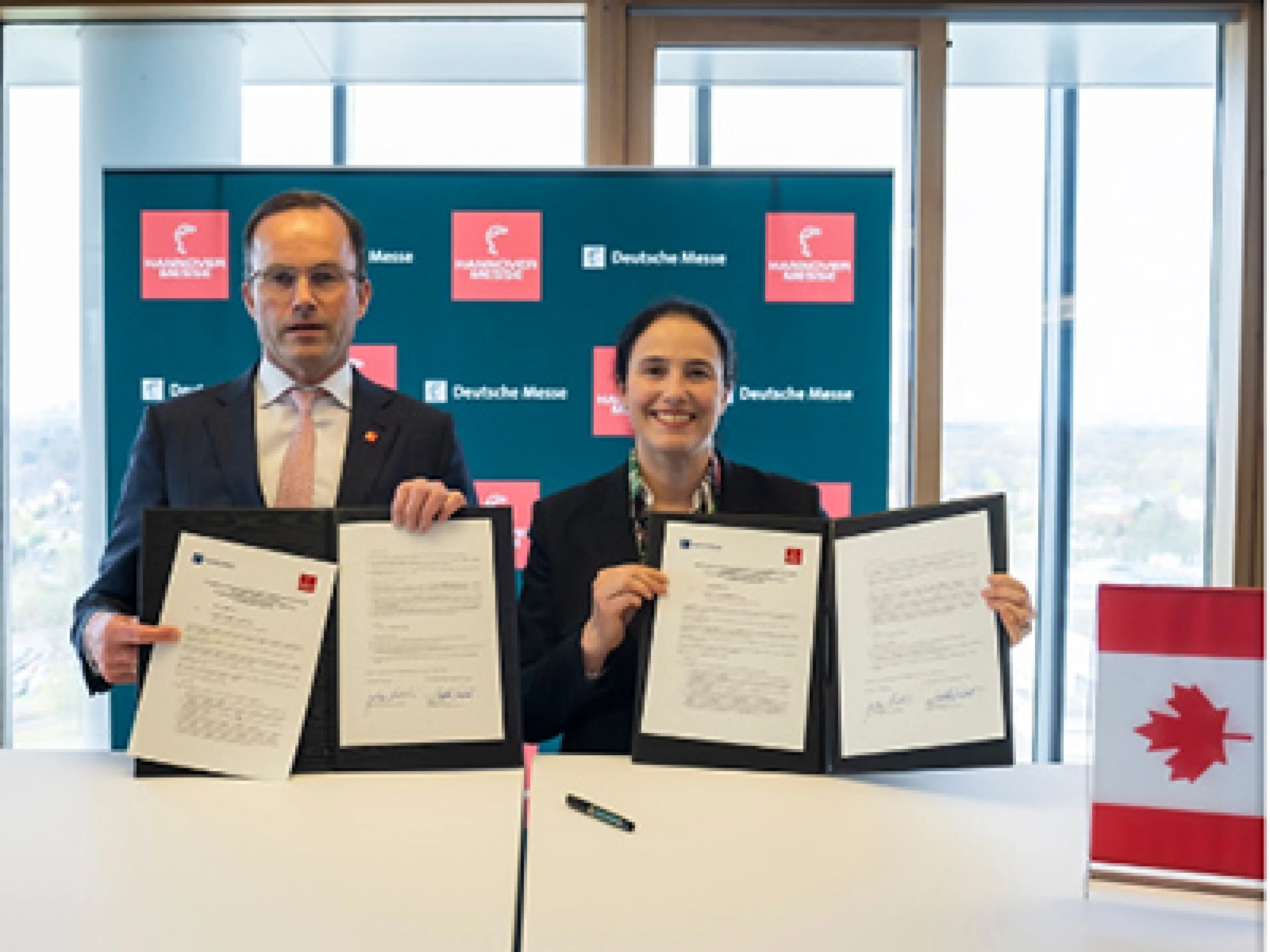 Dr. Jochen Köckler und Isabelle Poupart unterzeichnen die Vereinbarung über die Partnerschaft zwischen der Hannover Messe und Kanada für 2025