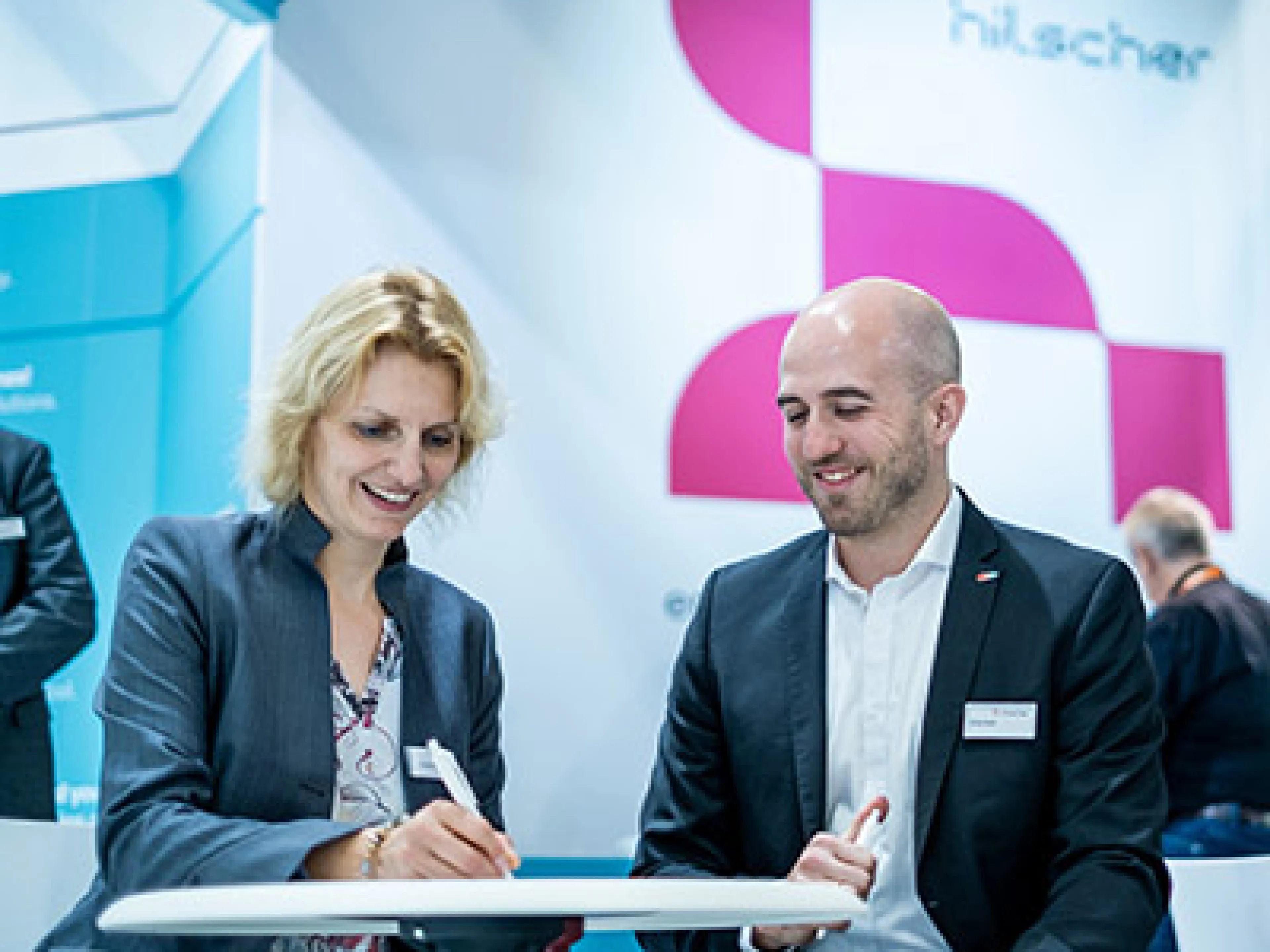 Birgit Stehlik, Director ISIE von Infoteam Software und Oliver Heidl, Vice President Partner Management bei Hilscher unterzeichnen den Kooperationsvertrag