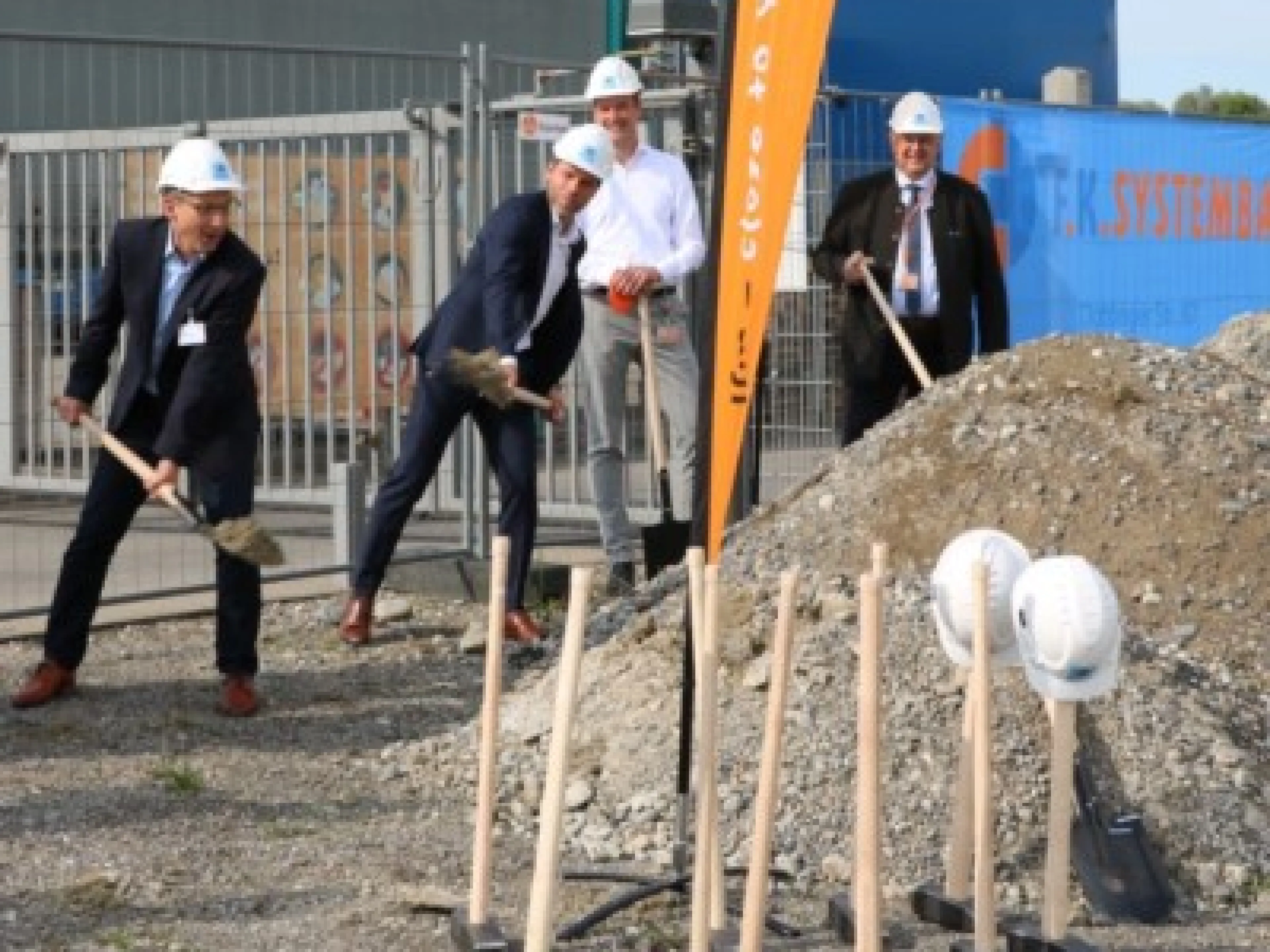 Der symbolische erste Spatenstich für das neue Logistikzentrum von Ifm in Tettnang