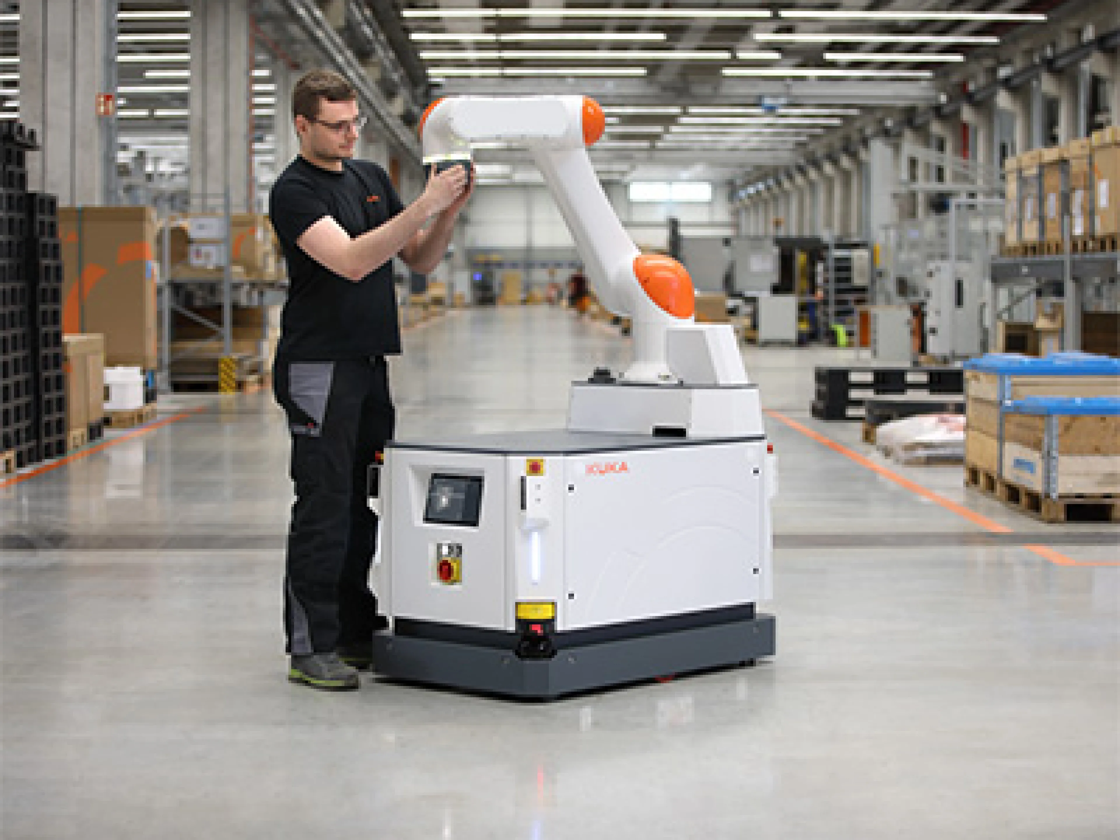 Der mobile Cobot „KMR iisy“ bewegt sich schnell und sicher durch den Raum und ist flexibel einsetzbar an verschiedenen Arbeitsstationen
