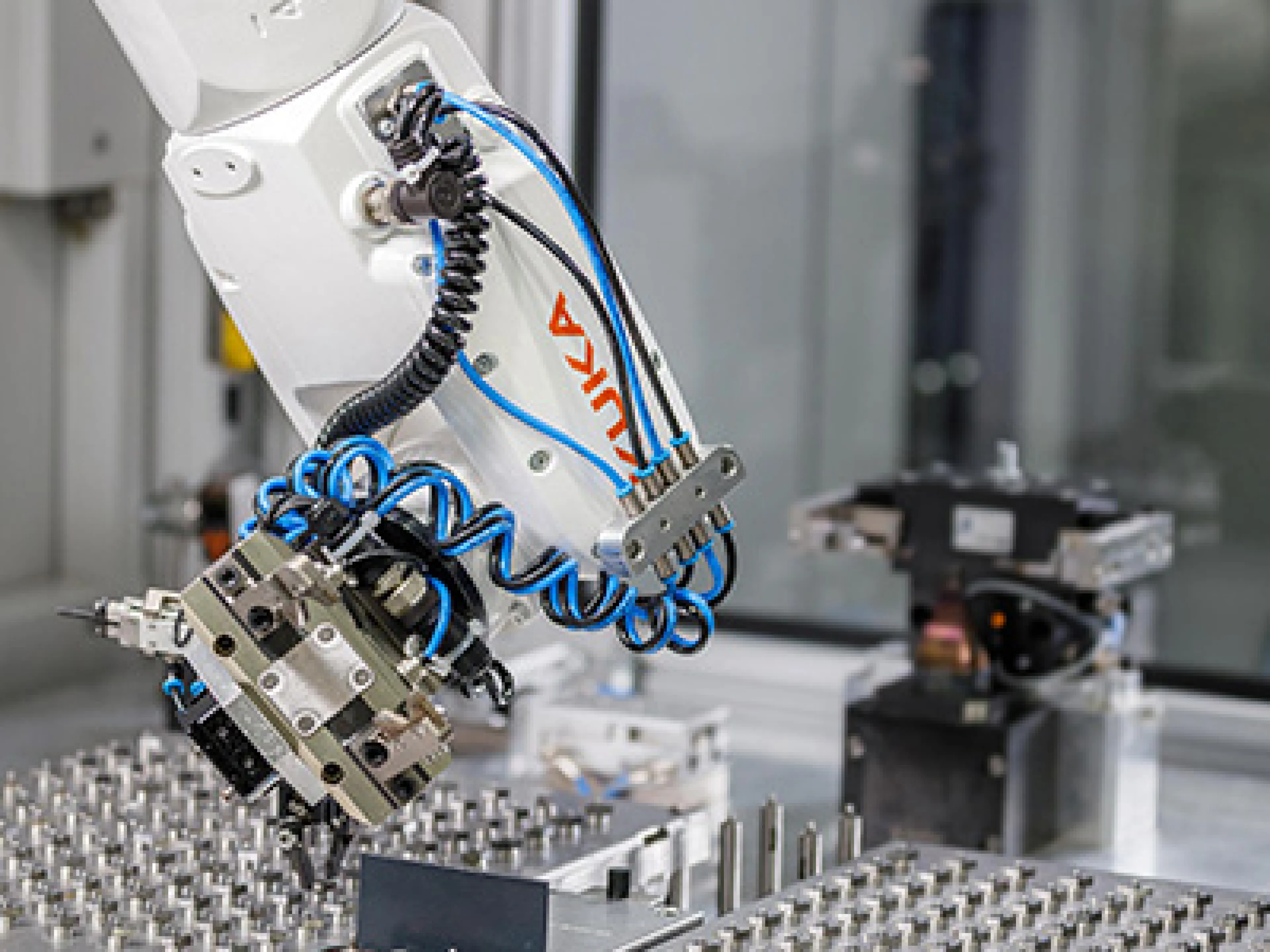 Der Roboter KR Agilus sorgt dafür, dass jede Wendeschneidplatte zuverlässig und binnen kürzester Zeit den richtigen Schliff erhält