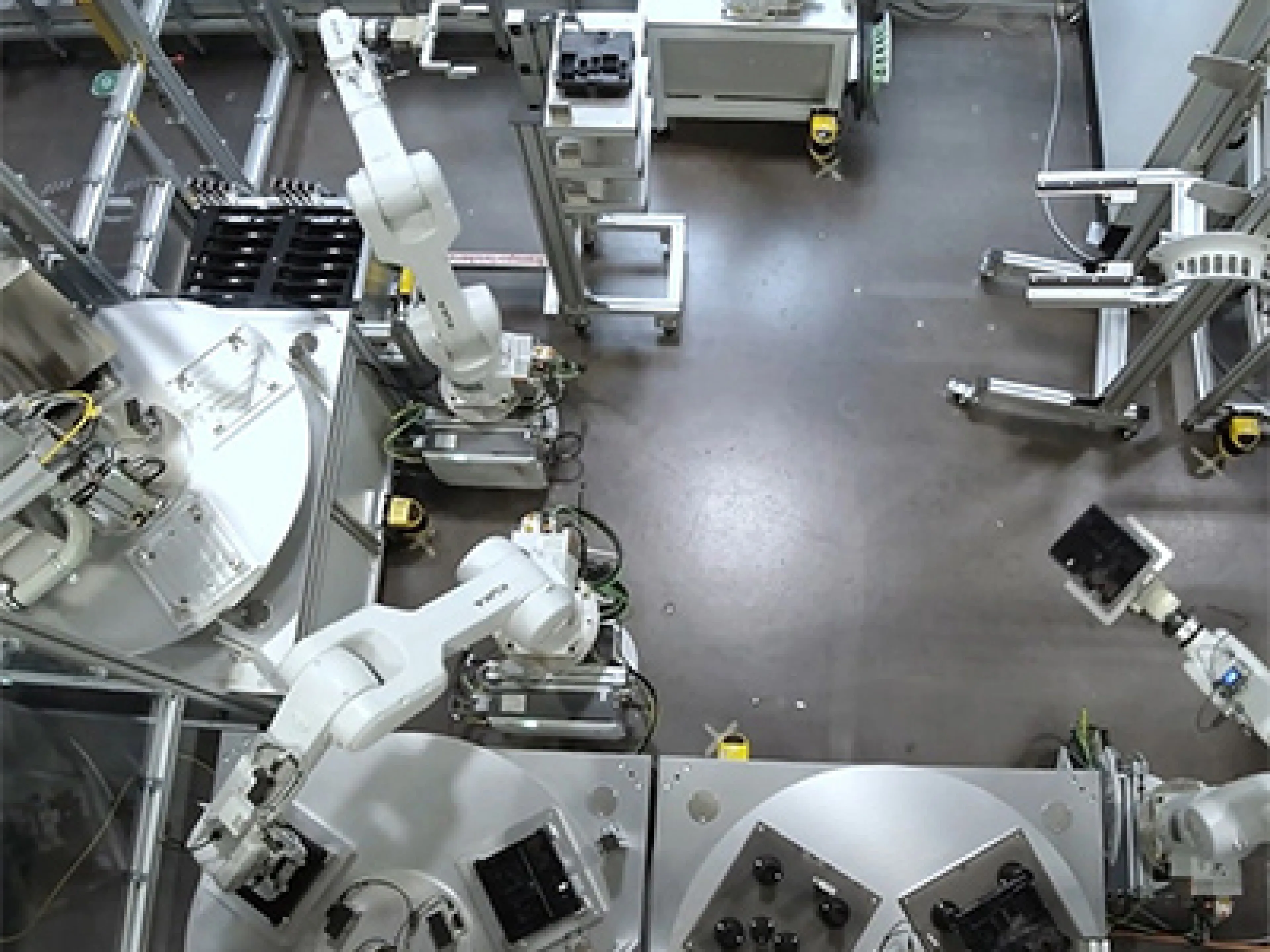 Schnaithmann kombiniert für die Produktion von Supercomputern bei einem Automobilzulieferer sieben Kuka-Roboter in der Produktion