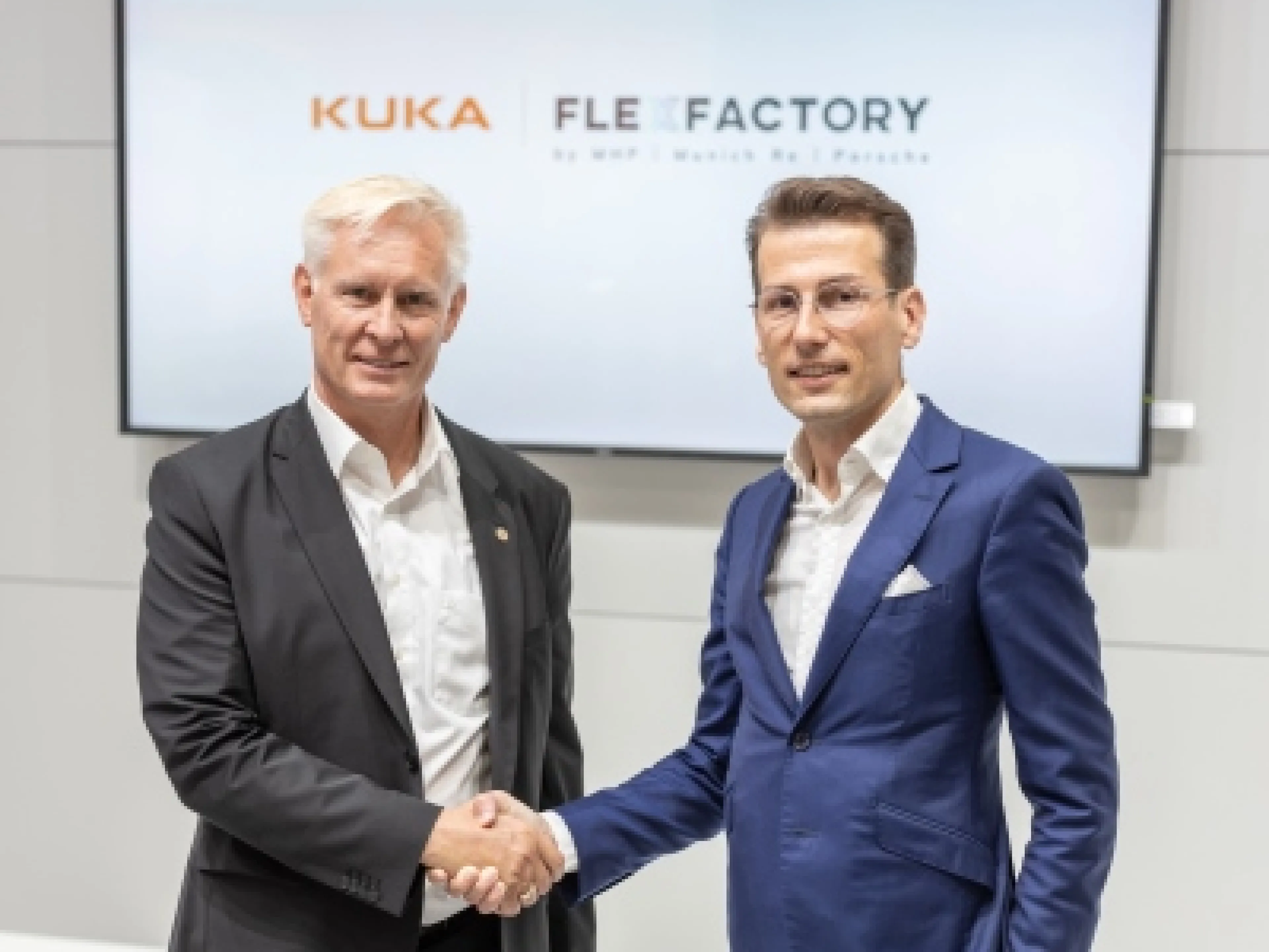 Gerald Mies, CEO Kuka Systems (links) und Dr. Phillipp Hypko, Geschäftsführer von Flex Factory auf der Automatica 2022