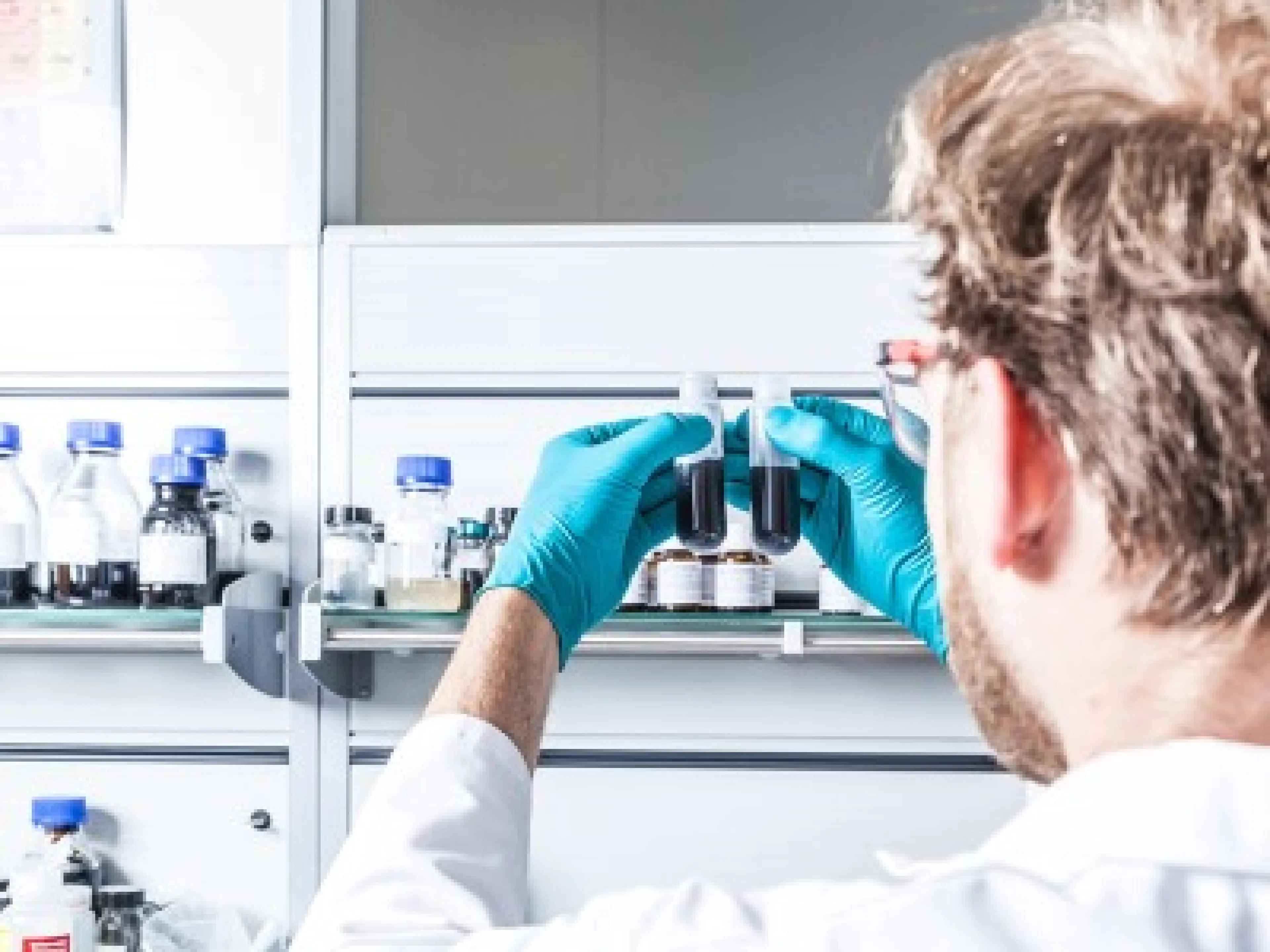 Ein Labormitarbeiter vergleicht die Dispersionen