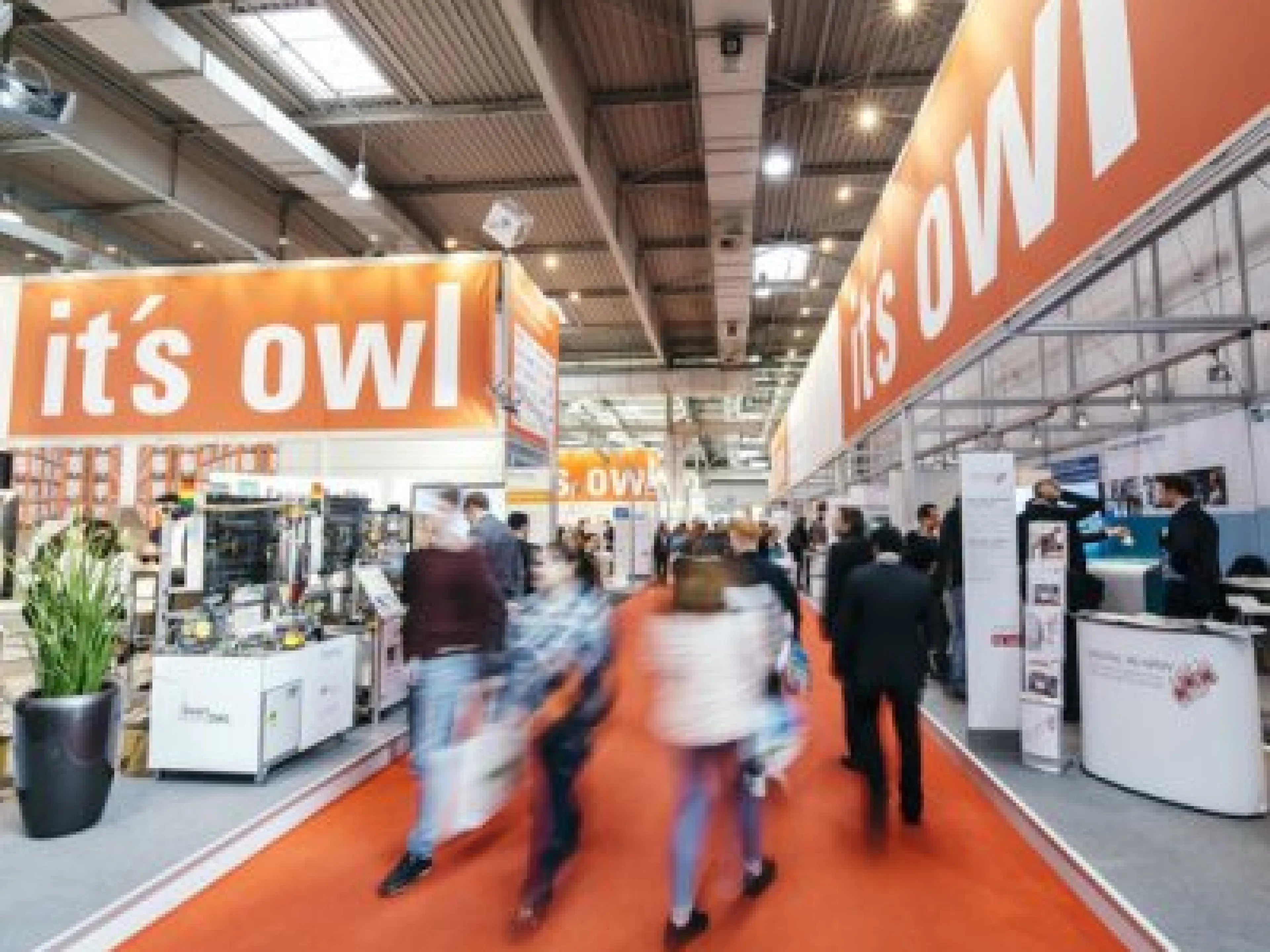 Auf dem OWL Gemeinschaftsstand präsentieren 49 Aussteller neue Lösungen für künstliche Intelligenz, Smart Services und die Arbeitswelt der Zukunft