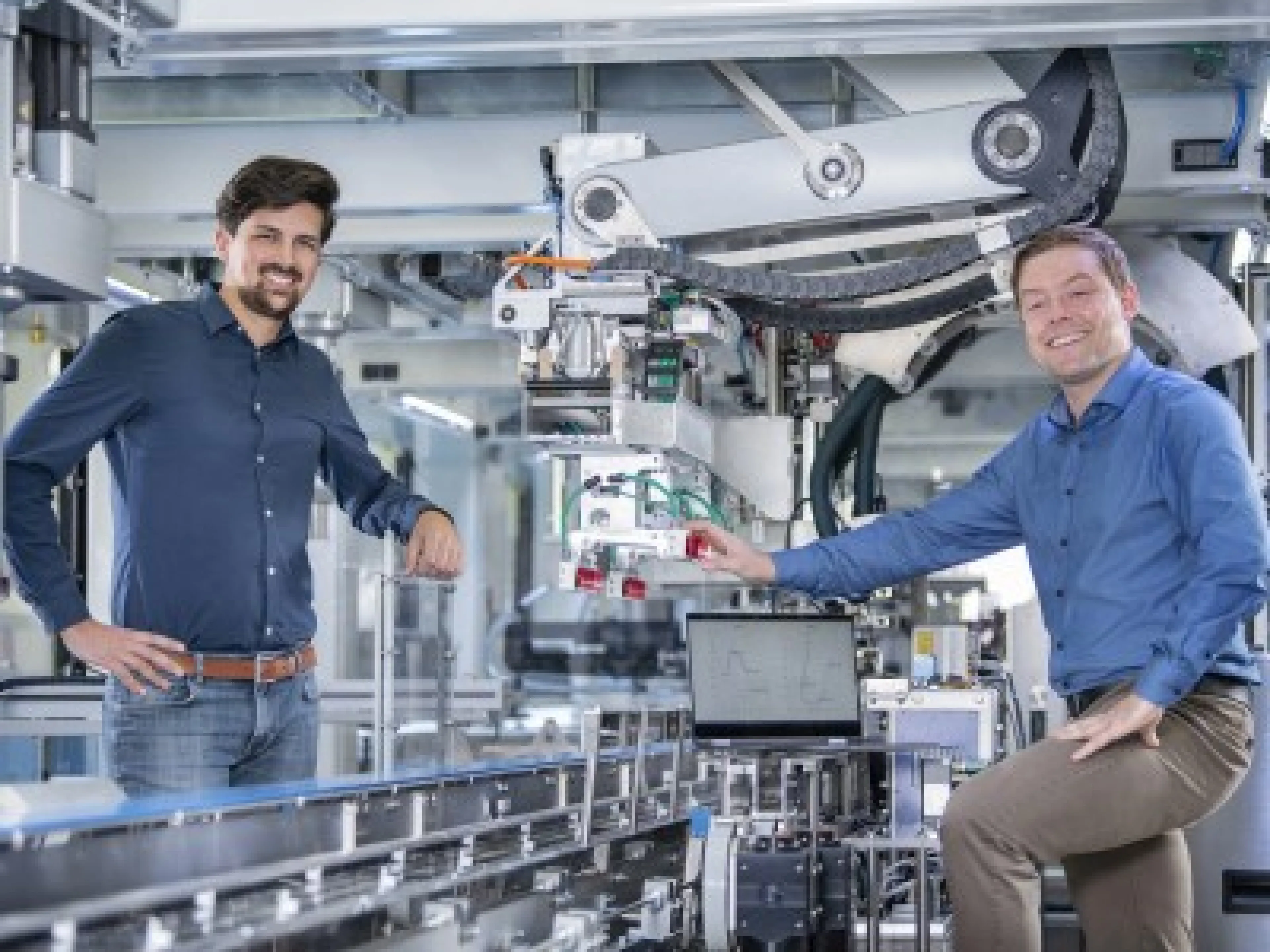 Michael Döring, Leiter Schubert Motion in Dresden, und Florentin Rauscher, Entwicklungsingenieur für optimale Steuerungen, zeigten auf der Fachpack 2021 erstmals Roboter mit Schubert Motion Technologie
