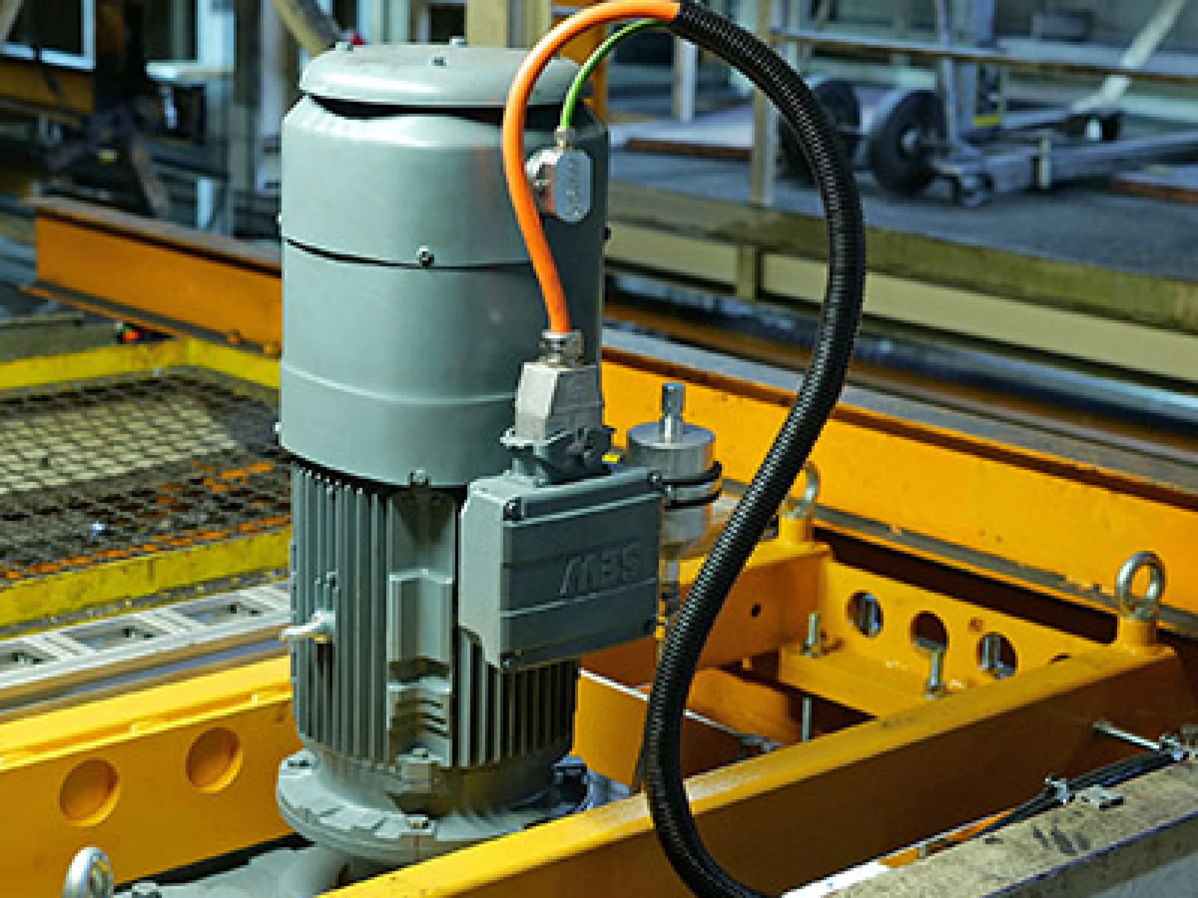 Die neu installierte Antriebseinheit passte exakt auf den vorhandenen Anlagenstahlbau, Bild: SEW-Eurodrive Antriebseinheit von SEW-Eurodrive auf Anlagenstahlbau bei ZF Friedrichshafen