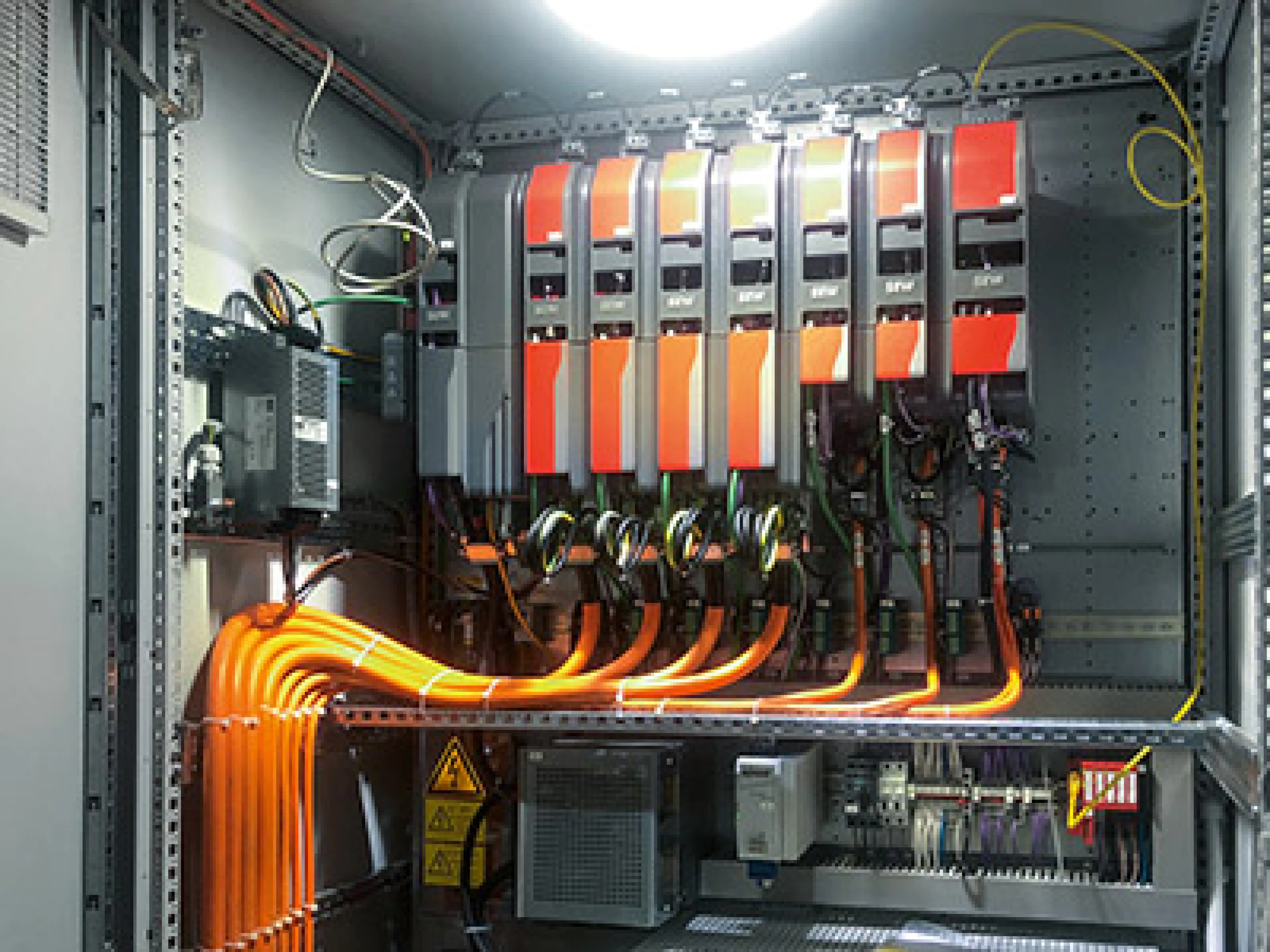 Das Umrichtersystem speist die Servomotoren, die die Behälterlifte antreiben, Bild: SEW-Eurodrive Das Umrichtersystem speist die Servomotoren, die die Behälterlifte antreiben