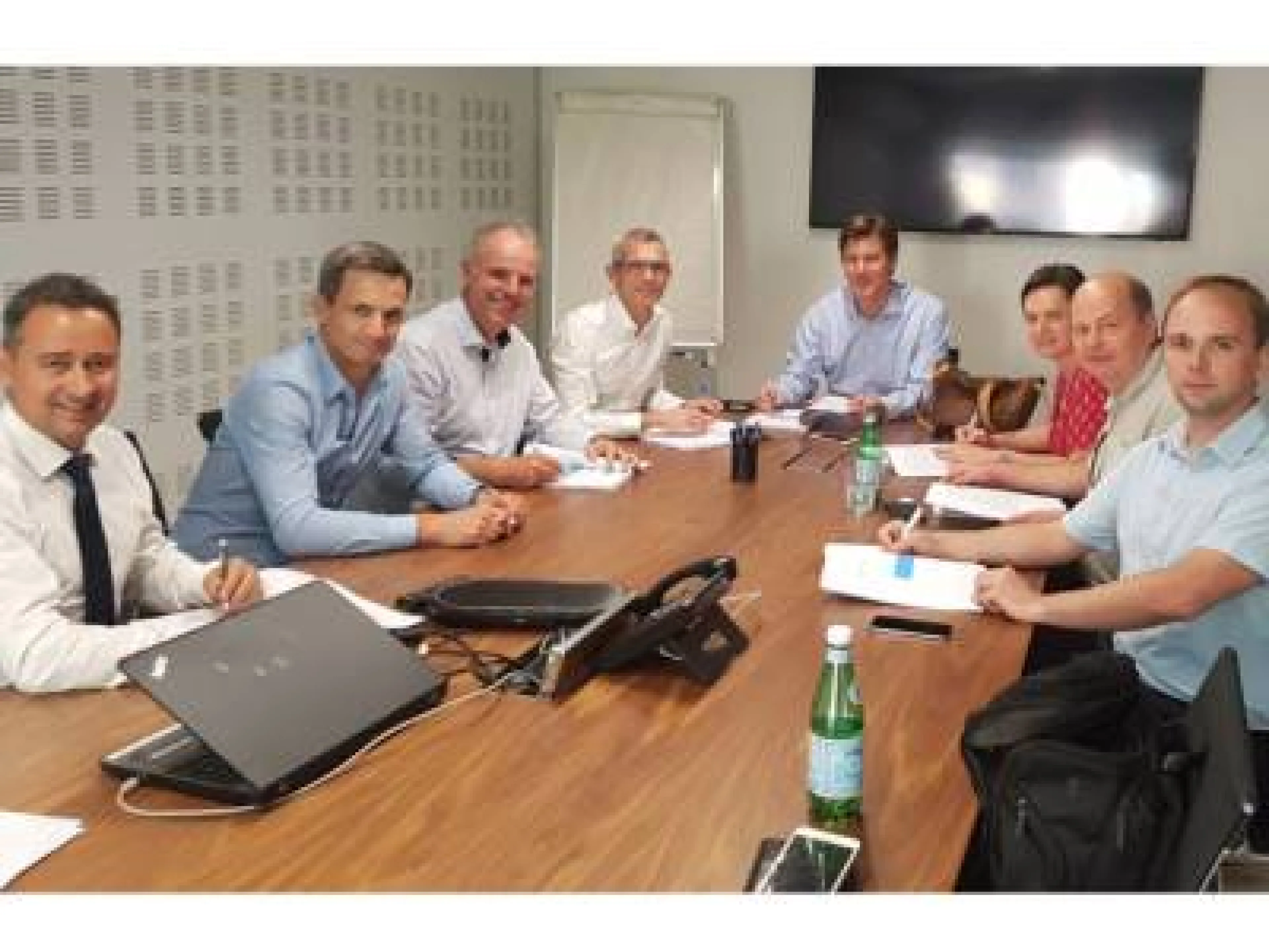 Das Management von Stemmer Imaging und Elvitec bei der Vertragsunterzeichnung