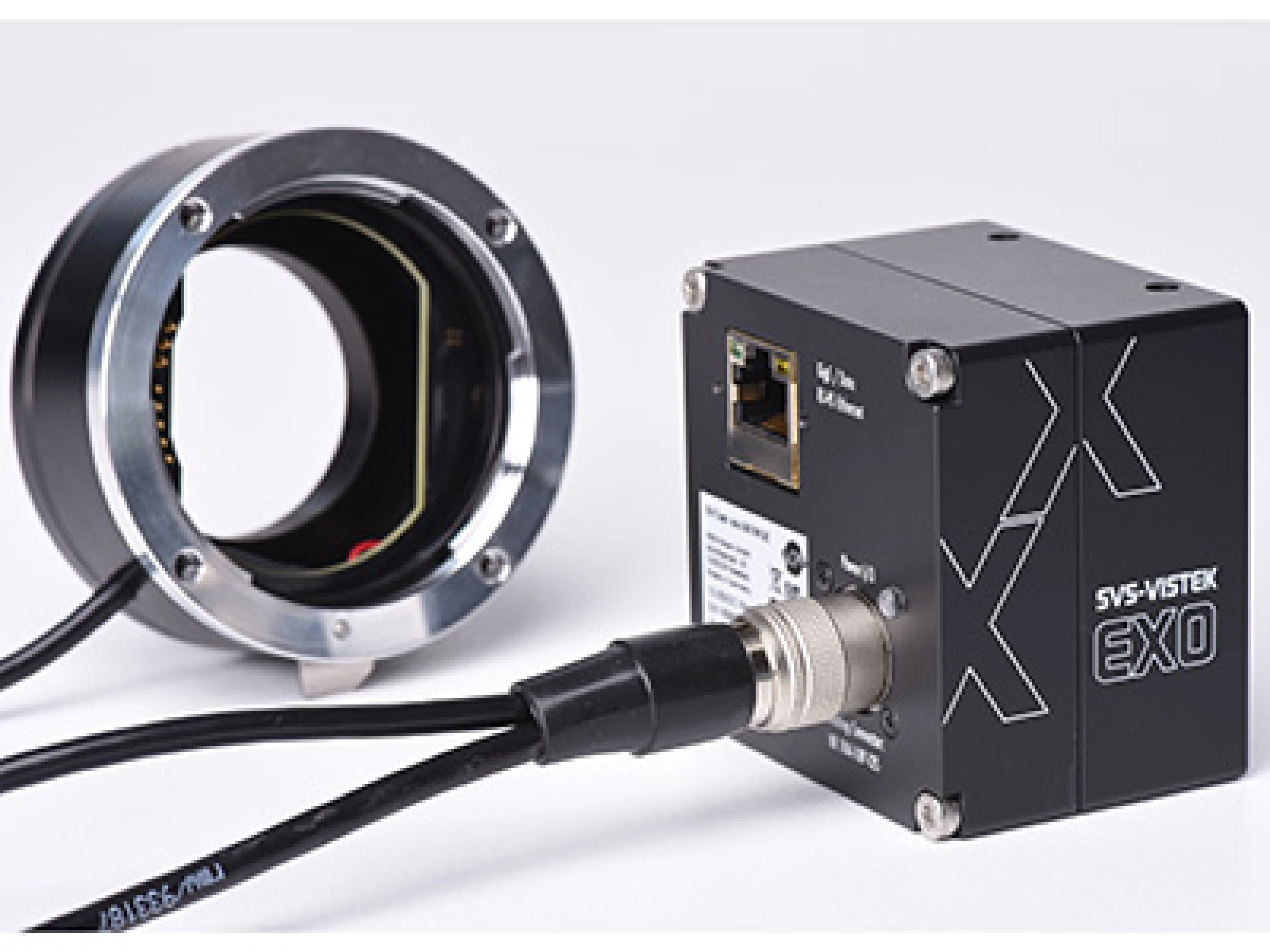 Der SVS-EF-Adapter ermöglicht eine Autofokus-Funktion der eingesetzten Kamera, um Bilder der eingehenden Elektronikgebinde unabhängig von ihrer Höhe aufnehmen zu können