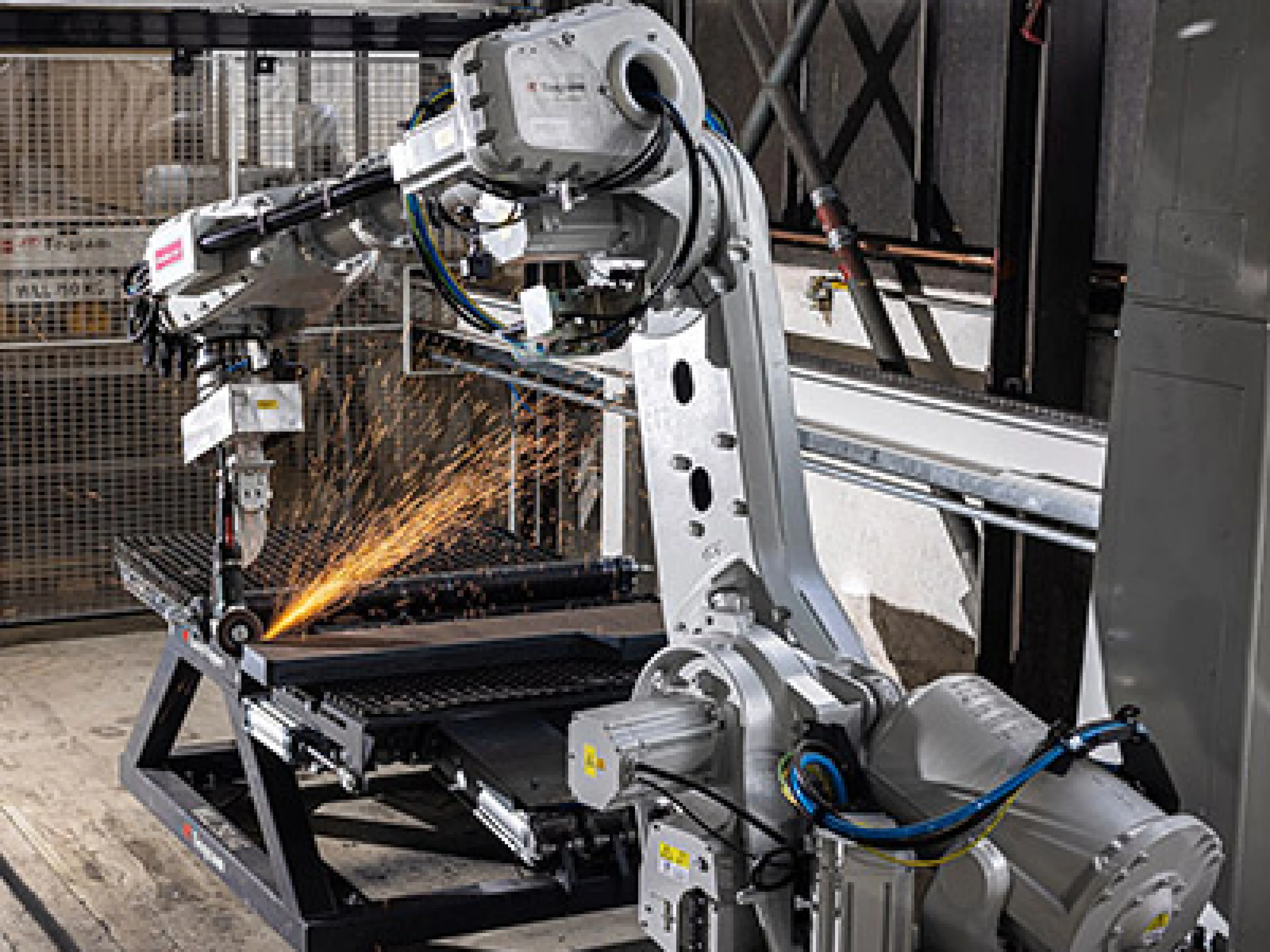 Roboter entgradet Stahl bei Kloeckner Metals