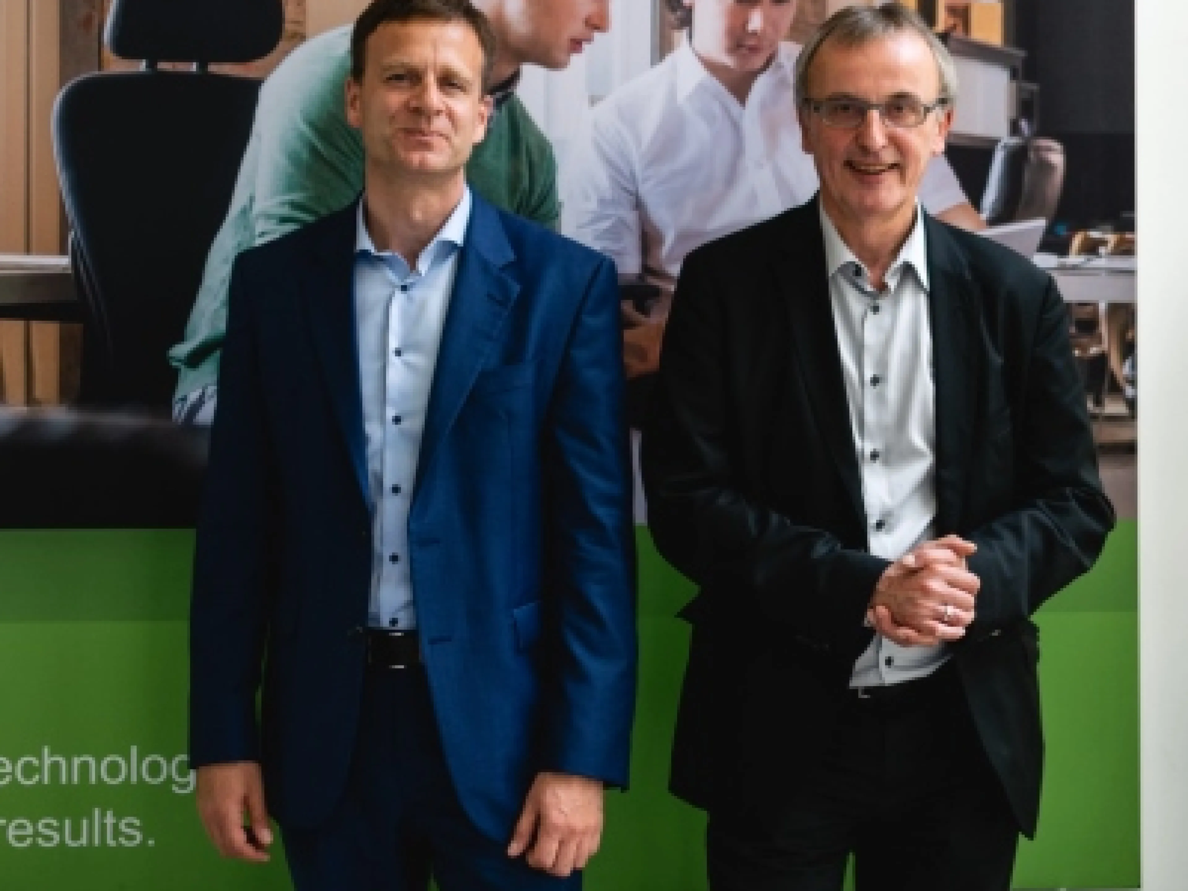 Jens Roseneck und Dr. Joachim Dams von Schneider Electric