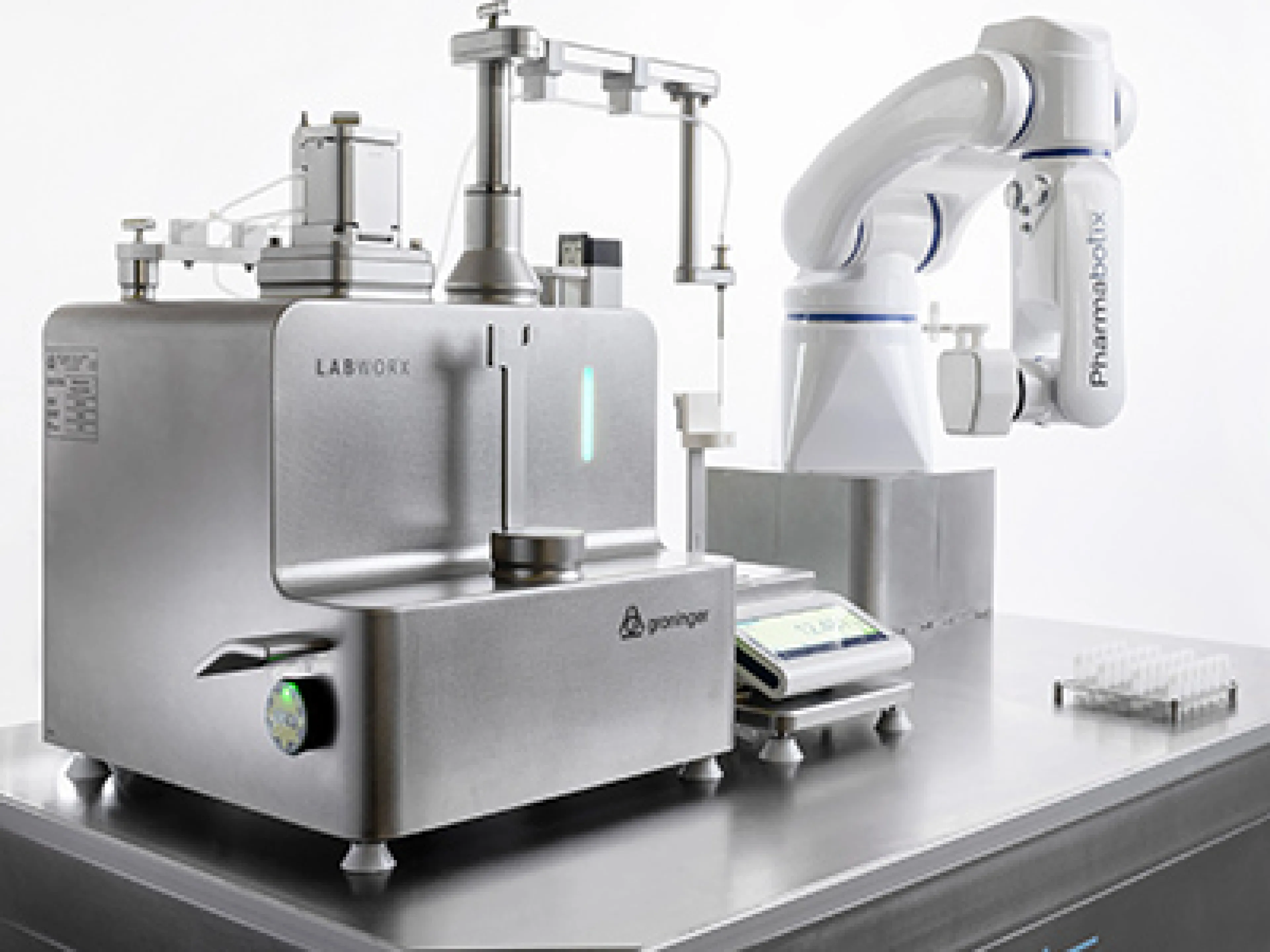 Durch den hygienegerechten Industrieroboter können automatisiert bis zu sieben Fläschchen pro Minute abgefüllt werden