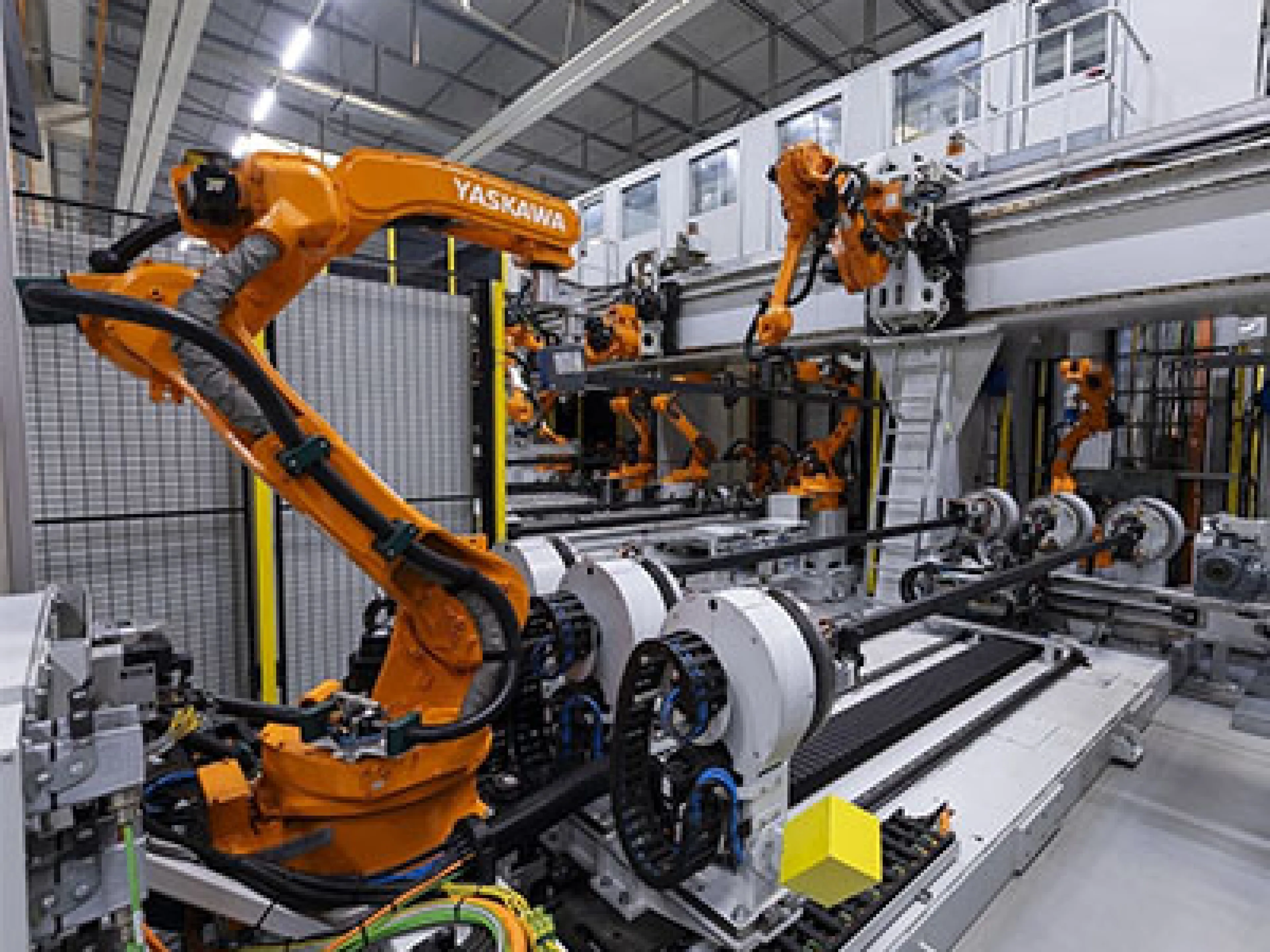 18 Motoman-Roboter arbeiten in der neuen vollautomatischen Schweißanlage für Gerüstteile bei Peri „Hand in Hand"