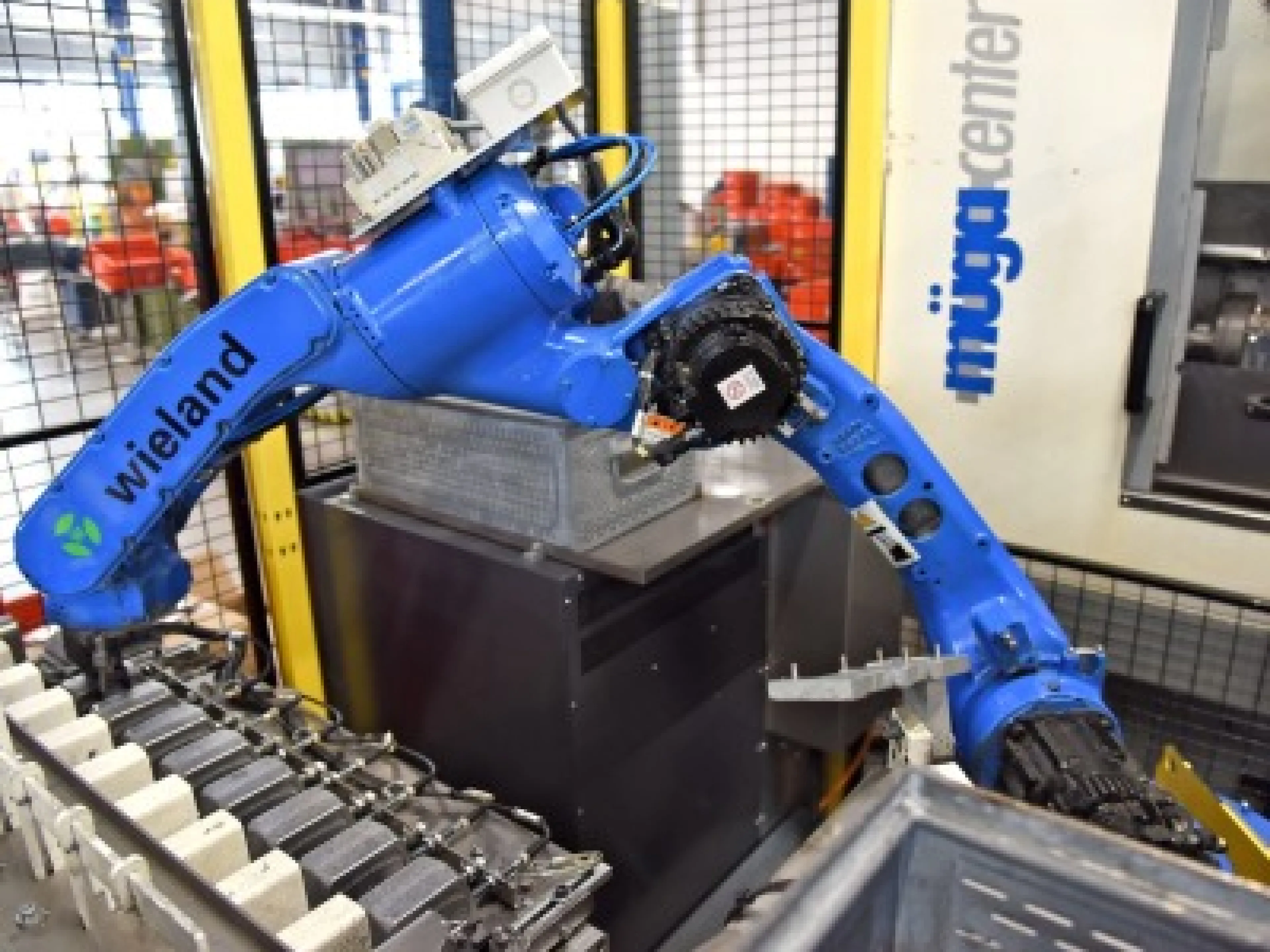 Wieland Electric setzt bei der automatisierten Zuführung auf einen Handlingroboter Motoman MH12