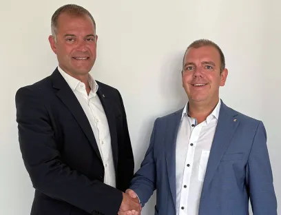 Aufsichtsratsvorsitzender Dennis Ziehl (rechts) gratuliert Joachim Ley als neuem Vorstandsvorsitzenden (CEO) von Ziehl-Abegg, Bild: Ziehl-Abegg Joachim Ley, neuer CEO von Ziehl-Abegg, und Aufsichtsratsvorsitzender Dennis Ziehl