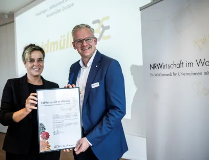 Mona Neubaur, Ministerin für Wirtschaft, Industrie, Klimaschutz und Energie des Landes Nordrhein-Westfalen, überreicht die Auszeichnung an Dr. Sebastian Durst, Chief Executive Officer von Weidmüller, Bild: Andreas Bretz / Rheinische Post Mona Neubaur, Ministerin für Wirtschaft, Industrie, Klimaschutz und Energie des Landes Nordrhein-Westfalen, überreicht die Auszeichnung an Dr. Sebastian Durst, Chief Executive Officer von Weidmüller