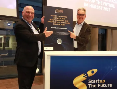 „Wir bedanken uns für diese Auszeichnung und sehen Sie als Ansporn, mehr denn je in digitalen Lösungen zu denken“, freut sich Dr.-Ing. Ulrich Viethen (links), der CEO von Murrelektronik, über diesen Erfolg, Bild: Allianz Industrie 4.0/Martin Paule, paulephoto Dr.-Ing. Ulrich Viethen, CEO von Murrelektronik, erhält Auszeichnung für dezentrale Automatisierungsplattform