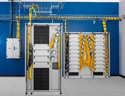 Das Kabelführungssystem zeichnet sich konstruktiv durch hohe Belastbarkeit, große Gitterabstände und biegeradiusgerechte Abgänge aus, Bild: Panduit Kabelmanagementsystem für Rechenzentren und weitere kritische Infrastruktur