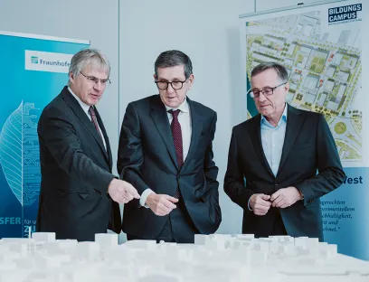 Mithilfe der Förderung der Dieter Schwarz Stiftung wird die Fraunhofer-Gesellschaft ihre bisherigen Aktivitäten in Heilbronn deutlich ausbauen. V.l.n.r.: Prof. Holger Hanselka (Präsident der Fraunhofer- Gesellschaft), Prof. Reinhold Geilsdörfer (Geschäftsführer der Dieter Schwarz Stiftung) und Prof. Wilhelm Bauer (Institutsleiter des Fraunhofer IAO), Bild: Dieter Schwarz Stiftung/Foto: Nico Kurth Mithilfe der Förderung der Dieter Schwarz Stiftung wird die Fraunhofer-Gesellschaft ihre bisherigen Aktivitäten in Heilbronn deutlich ausbauen. V.l.n.r.: Prof. Holger Hanselka (Präsident der Fraunhofer- Gesellschaft), Prof. Reinhold Geilsdörfer (Geschäftsführer der Dieter Schwarz Stiftung) und Prof. Wilhelm Bauer (Institutsleiter des Fraunhofer IAO)