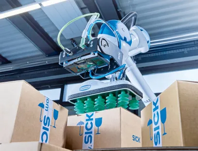 Das Roboterleitsystem mit integrierter 3D-Snapshot-Kamera lokalisiert gestapelte Kartons auf Paletten und stellt die Positionskoordinaten jedes Kartons für eine zuverlässige und griffsichere Roboterbedienung bereit, Bild: Sick Das Sick Roboterleitsystem mit integrierter 3D-Snapshot-Kamera lokalisiert gestapelte Kartons auf Paletten und stellt die Positionskoordinaten jedes Kartons für eine zuverlässige und griffsichere Roboterbedienung bereit