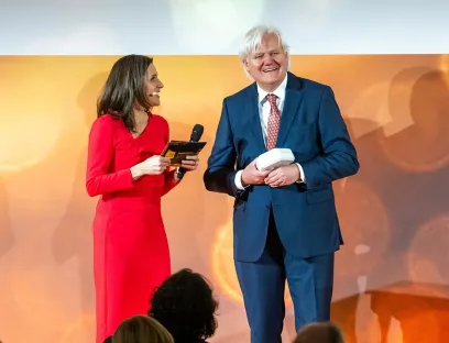 Als prägender Unternehmer mit zahlreichen den Automatisierungsmarkt verändernden Erfindungen wurde Hans Beckhoff, hier mit Journalistin und Fernsehmoderatorin Kay-Sölve Richter, feierlich in die „Hall of Fame der Familienunternehmen“ aufgenommen, Bild: Argum für Handelsblatt Als prägender Unternehmer mit zahlreichen den Automatisierungsmarkt verändernden Erfindungen wurde Hans Beckhoff, hier mit Journalistin und Fernsehmoderatorin Kay-Sölve Richter, feierlich in die „Hall of Fame der Familienunternehmen“ aufgenommen