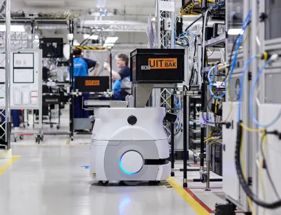 Der Einsatz von Cobots und AMR kann das Materialhandling signifikant vereinfachen, Bild: Omron Der Einsatz von Cobots und AMR kann das Materialhandling signifikant vereinfachen