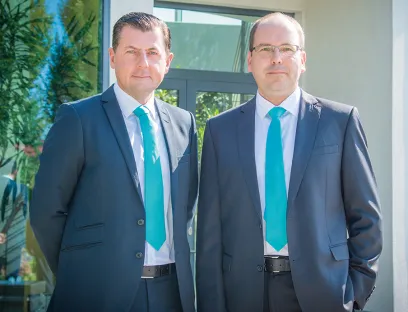 Die Geschäftsführer von Helmholz Karsten Eichmüller und Carsten Bokholt sehen großes Potenzial in der Partnerschaft mit RS Components, Bild: Helmholz Die Geschäftsführer von Helmholz Karsten Eichmüller und Carsten Bokholt sehen großes Potenzial in der Partnerschaft mit RS Components