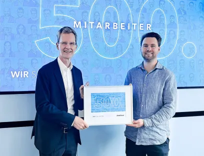 Inhaber Markus Janitza begrüßt den 500. Mitarbeiter im Unternehmen, Bild: Janitza Electronics Inhaber Markus Janitza begrüßt den 500. Mitarbeiter im Unternehmen Janitza