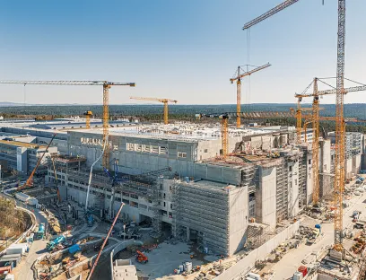 Der Rohbau der Smart Power Fab in Dresden von Infineon ist mittlerweile nahezu abgeschlossen. Die Produktion soll 2026 starten