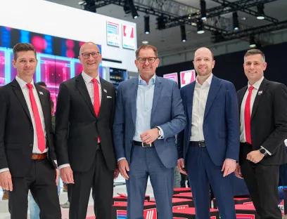 Neue Partnerschaft für Stromverteilungs- und Antriebstechnik der Zukunft: v.l.n.r.: Philipp Guth, CTO Rittal, Ulrich Engenhardt, CBO Rittal, Dr. Marc Wucherer, CEO Lenze, Christian Eberhard, Senior VP Sales EMEA Central bei Lenze und Raphael Görner, Geschäftsbereichsleiter Energy & Power Solutions bei Rittal, Bild: Rittal Neue Partnerschaft für Stromverteilungs- und Antriebstechnik der Zukunft: v.l.n.r.: Philipp Guth, CTO Rittal, Ulrich Engenhardt, CBO Rittal, Dr. Marc Wucherer, CEO Lenze, Christian Eberhard, Senior VP Sales EMEA Central bei Lenze und Raphael Görner, Geschäftsbereichsleiter Energy & Power Solutions bei Rittal