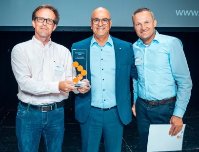 Bilgin Kilic (Mitte) vergibt den Ifm SCM Award für die schnellste Einführung an Volker Herold (l.) und Alexander Radtke (r.) von Keenfinity, einem Spin-off von Bosch Sicherheitssysteme