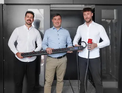 Paul Noack, Head of Sales International Schäfer IT-Systems (Mitte) im neuen Showroom von Rul in der Schweiz, gemeinsam mit den Geschäftsführern Selim El Benna (links) und Marco Heiniger (rechts), Bild: Schäfer Werke Verbesserte IT-Infrastruktur // Paul Noack, Head of Sales International Schäfer IT-Systems (Mitte) im neuen Showroom von Rul in der Schweiz, gemeinsam mit den Geschäftsführern Selim El Benna (links) und Marco Heiniger (rechts)