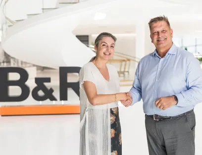 Susana Gonzalez, Chief Sales Officer von ABB Machine Automation (B&R), und Pete Malpas, President EMEA bei RS, feiern den Start einer strategischen Partnerschaft, die den Zugang zu fortschrittlicher Automatisierungstechnik für Kunden in ganz Europa vereinfachen soll, Bild: B&R / Thomas Oberascher Susana Gonzalez, Chief Sales Officer von ABB Machine Automation (B&R), und Pete Malpas, President EMEA bei RS, feiern den Start einer strategischen Partnerschaft, die den Zugang zu fortschrittlicher Automatisierungskomponenten für Kunden in ganz Europa vereinfachen soll