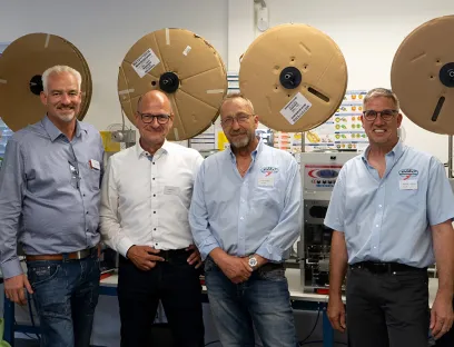 Zusammen feiern die Elko Gründer und zukünftigen Geschäftsführer die neue Produktion (v.l.n.r.): Christian Stremlau, Geschäftsführer Elko & Prokurist und Leiter Readycable/Readychain bei Igus, Ralf Bierod, Geschäftsführer Elko, Harwig Nuß und Markus Grözinger, Gründer von Elko, Bild: Igus Zusammen feiern die Elko Gründer und zukünftigen Geschäftsführer die neue Produktion (v.l.n.r.): Christian Stremlau, Geschäftsführer Elko & Prokurist und Leiter Readycable/Readychain bei Igus, Ralf Bierod, Geschäftsführer Elko, Harwig Nuß und Markus Grözinger, Gründer von Elko