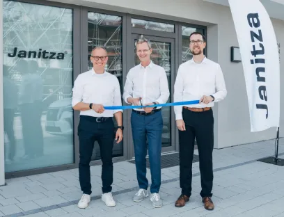 Eröffnung der Betriebsstätte Appenweier (v.l.n.r.): CEO Axel Hessenkämper, Inhaber Markus Janitza und Bereichsleiter für das Produktmanagement Thomas Hilbig