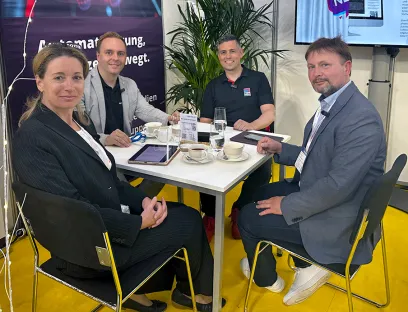 Exklusiver Highlight-Talk mit Tobias Bangert (2.v.l.) von Janitza und Raphael Görner (3.v.l.) von Rittal über Energiemanagement und vernetzte Energielösungen von morgen mit Chefredakteurin Susanne Woggon und Ronny Schumann von Tropal Media, Bilder: EAD-portal.de / Anja Huber Exklusiver Highlight-Talk mit Tobias Bangert (2.v.l.) von Janitza und Raphael Görner (3.v.l.) von Rittal über Energiemanagement und vernetzte Energielösungen von morgen mit Chefredakteurin Susanne Woggon und Ronny Schumann von Tropal Media