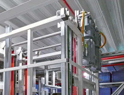 Synchron-Servomotoren „CMP112 M“ mit Kegelradgetrieben „KA77B“ bewegen über Zahnriemen die Shuttle-Aufzüge. In jeder Gasse arbeiten vier Getriebemotoren. Sie werden jeweils durch eine Umrichter-Achse gespeist, Bild: SEW-Eurodrive Synchron-Servomotoren „CMP112 M“ mit Kegelradgetrieben „KA77B“ von SEW-Eurodrive bewegen in der Intralogistik bei Bergzeit über Zahnriemen die Shuttle-Aufzüge. In jeder Gasse arbeiten vier Getriebemotoren. Sie werden jeweils durch eine Umrichter-Achse gespeist