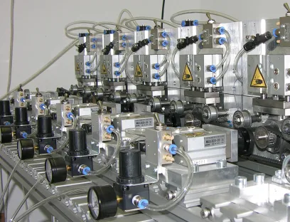 Der Lagerpaket-Prüfplatz ist mit fünf Stationen inklusive Drehgeber ausgestattet, so dass zeitgleich bis zu fünf Prüflinge getestet werden können.