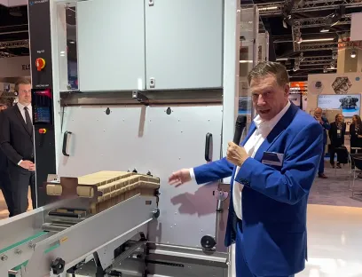 Ralf Schubert, Geschäftsführer bei Gerhard Schubert, stellt den neuen Cobot „tog.101“ vor