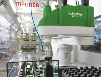 Die Bündelpackmaschine benötigt 20 Prozent weniger Stellfläche, verdoppelt den Output der verpackten Bünde gegenüber bisherigen Modellen und senkt den Energieverbrauch von 14 Kilowatt auf nur noch zwei Kilowatt drastisch