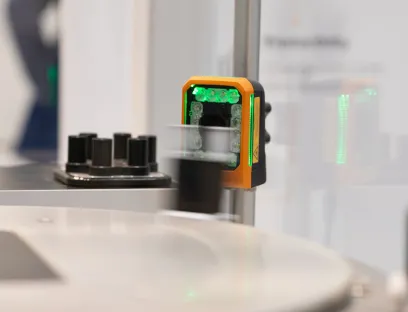 Verpackungsautomatisierung neu gedacht: B&R zeigt adaptive Lösungen auf der Interpack 2026. Ein Vision-System mit zwei Kameras übernimmt Positionserkennung, Qualitätsprüfung und Bildauswertung