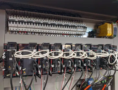 Durch die Einführung von CC-Link IE TSN konnte KFT die Kommunikationsstruktur für Bewegungssteuerung, E/A und andere Peripheriegeräte, einschließlich Pneumatik- und Sicherheitssystemen, standardisieren