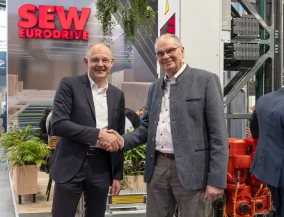 Dr. Hans Krattenmacher (li.) von SEW-Eurodrive und Michael Wolter (re.) von Safelog besiegeln auf der Logimat die Kooperation über ein gemeinsames Software-System