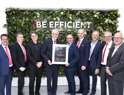 Allianz für wettbewerbsfähige elektrische Infrastruktur: Prof: Dr. Friedhelm Loh, Inhaber und Vorstandsvorsitzender der Friedhelm Loh Group, und Giampiero Frisio, President ABB Electrification (mittig v. l.)