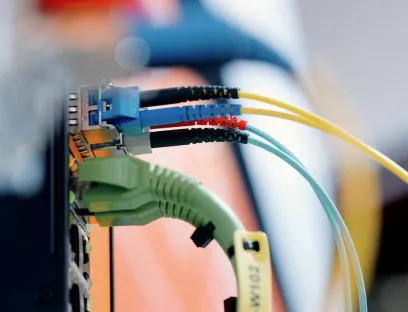 Glasfasertechnik ist ein zentraler Baustein moderner Industriekommunikation, von hochverfügbaren Produktionsnetzwerken bis hin zu Echtzeit-Datenübertragung. In einem praxisorientierten Workshop vermittelt Lapp fundiertes Wissen rund um industrielle Glasfaserlösungen und bietet gleichzeitig die Möglichkeit, selbst aktiv zu werden